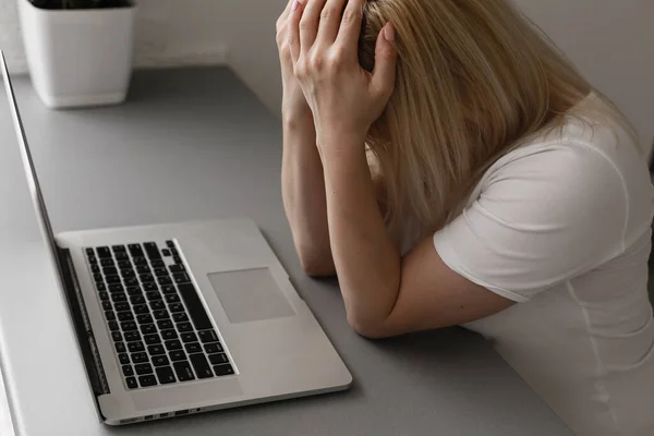 Een vrouw die hoofdpijn heeft met haar handen op de slaap. Kopieerruimte — Stockfoto