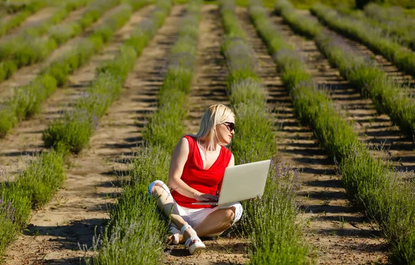 Menina bonita no campo de lavanda — Fotografia de Stock