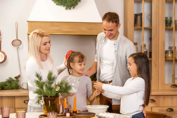 Щаслива сім'я розважається вдома, сім'я готує перед Різдвом — стокове фото