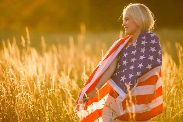 Hermosa mujer joven con bandera de EE.UU. —  Fotos de Stock