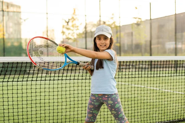 Portrait d'une jolie petite fille jouant au tennis — Photo