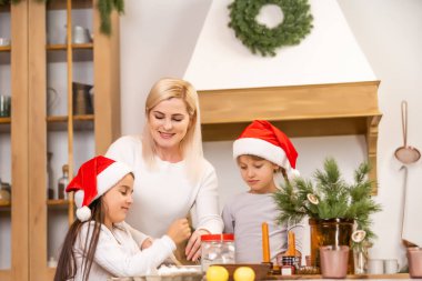 Çocuklar Noel kutlamasından önce Noel kurabiyesi pişiriyorlar. Aile