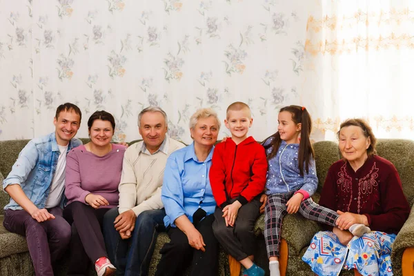 Gelukkig groot gezin op de bank thuis — Stockfoto