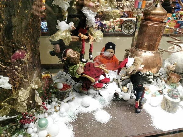Albero di Natale con giocattoli all'interno, biglietto di Natale con arredamento Kiev, Ucraina - 16 dicembre 2019: — Foto Stock