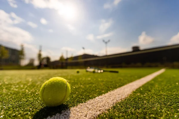 Blick auf leeren Rasen Tennisplatz mit Tennisball — Stockfoto