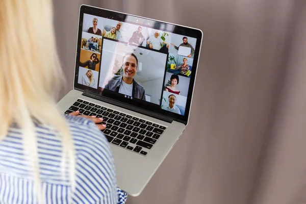 Concepto de comunicación global mediante videoconferencia en un ordenador portátil —  Fotos de Stock