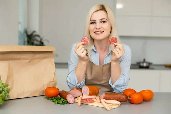 Conceito de Auto-isolamento. mulher desembalando saco de papel com alimentos na cozinha, pronto para quarentena durante surto epidêmico — Fotografia de Stock