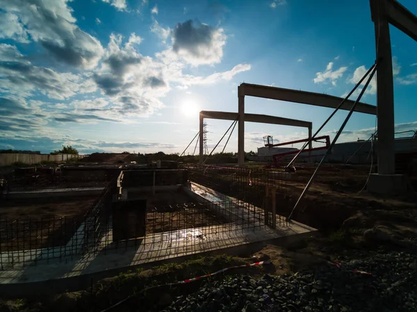 Excavadora en obra nueva, en el fondo el cielo azul y el sol —  Fotos de Stock