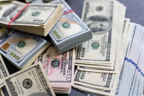 Пачка лжи американской валюты на фоне долларов — стоковое фото