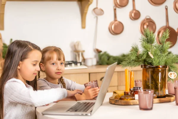 Дві маленькі дівчата вчаться онлайн. Дистанційне навчання онлайн, електронне навчання, концепція — стокове фото