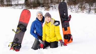 Kış tatilinde dışarıda mutlu snowboardcuların portresi.