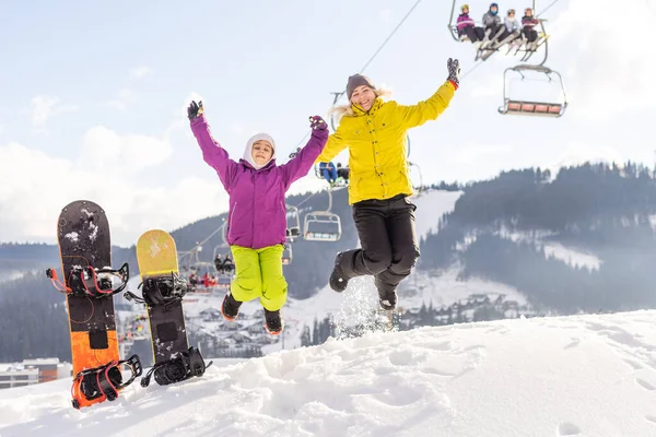 Vacaciones familiares de invierno en estación de esquí — Foto de Stock