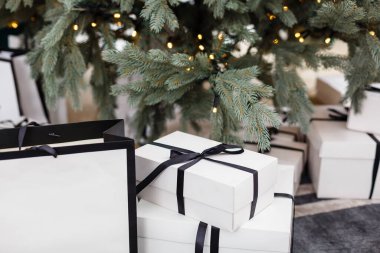 Bir grup kuş masanın üstünde oturuyor.