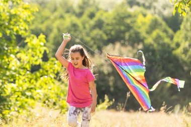 Uçurtma uçuran küçük bir kız Uçurtma uçuruyor