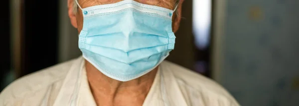 Porträtt av en gammal man i medicinsk mask. Ett begrepp om faran med coronavirus för äldre. — Stockfoto