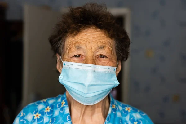 Μια ηλικιωμένη γυναίκα με ιατρική μάσκα.. — Φωτογραφία Αρχείου