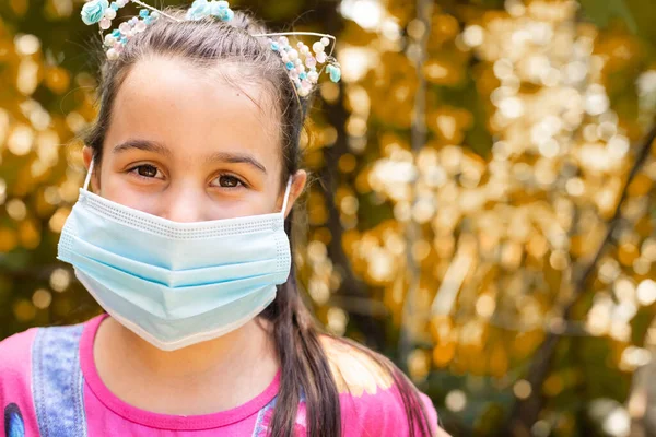 Una chica tailandesa de pelo largo está usando una camisa blanca, parada afuera, usando una máscara negra, protegiendo su cara del polvo contaminado en el aire y usando una máscara para protegerse contra gérmenes y virus.. — Foto de Stock