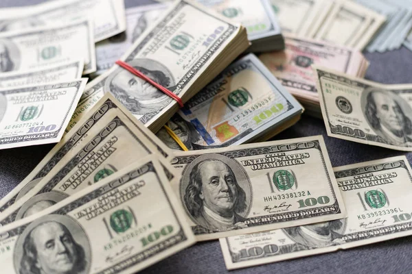 Американский доллар США пакеты на денежном фоне. Финансовая концепция — стоковое фото