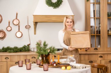 Elinde teslimattan gelen kağıt torbayı tutan güzel bir kadın.