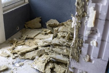 İzolasyon ve sıcaklığı korumak için yeni ahşap doğal döşeme ve mineral yünü yalıtımı yerleştirildi. Modern teknolojiler, sıcak konforlu ev ve çevre dostu yalıtım konsepti.