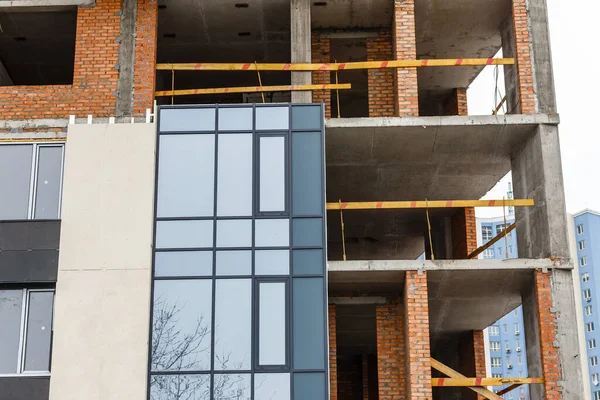 Andaimes em uma parede de edifício. construção recebendo uma nova pintura. — Fotografia de Stock