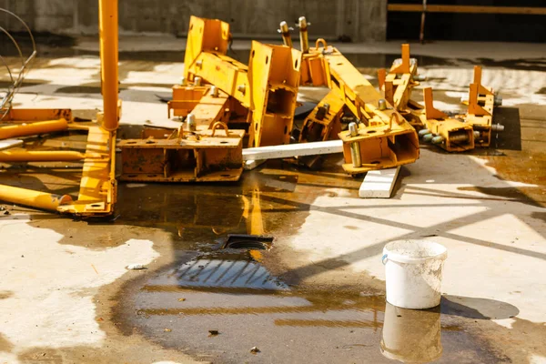 Beton çerçeve, tuğla ev, beton döşeme, inşaat alanı, çalışma vinci, ev inşaatı için takviye kafesi tasarımı — Stok fotoğraf