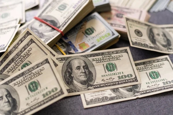 Un paquete de mentiras la moneda estadounidense en el fondo de dólares — Foto de Stock