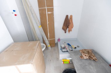 Boya malzemeleriyle dolu bir odada ev yenileme