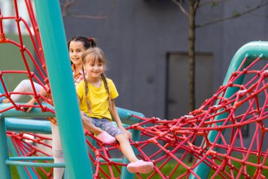 Mutlu heyecanlı çocuklar oyun alanında birlikte eğleniyorlar.