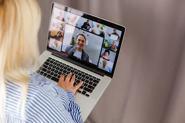 Image recadrée de femme d'affaires utilisant un ordinateur portable au bureau — Photo