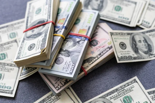 Amerykański dolar USA pakuje się na tle pieniędzy. Koncepcja finansowa — Zdjęcie stockowe