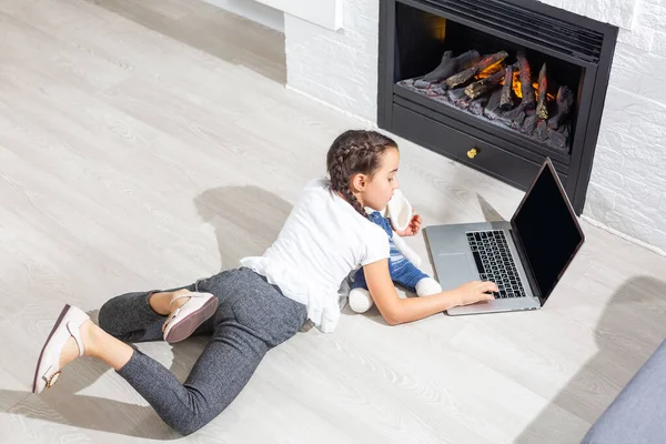 Foto de niña positiva estudio uso remoto portátil tienen lección de comunicación en línea con tutor informe de escritura en casa en interiores —  Fotos de Stock