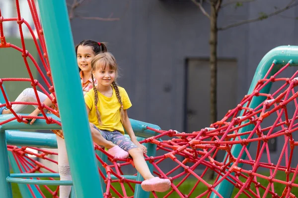 Mutlu heyecanlı çocuklar oyun alanında birlikte eğleniyorlar.