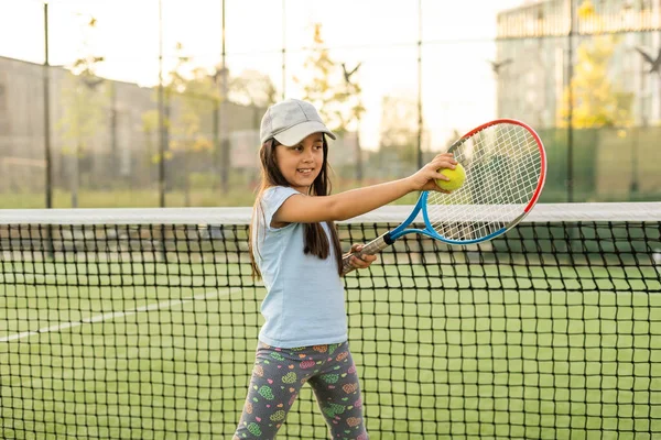 Frumos fata cu racheta în mâini joc de tenis — Fotografie, imagine de stoc