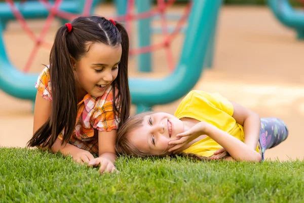 Щасливі збуджені діти розважаються разом на дитячому майданчику — стокове фото