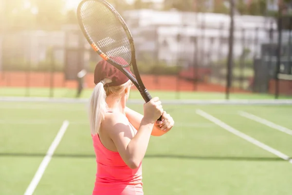 Jolie sportive avec raquette au court de tennis. Mode de vie sain — Photo