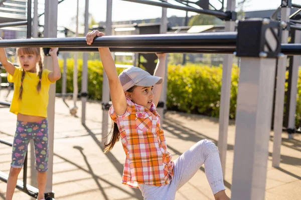Kinderen hebben plezier op de speelplaats — Stockfoto