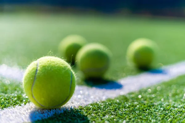 Blick auf leeren Rasen Tennisplatz mit Tennisball — Stockfoto