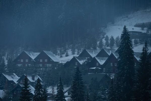 Prachtig winterlandschap in het bergdorpje. Wazige ochtend — Stockfoto