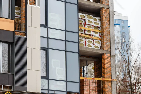 Moderno edificio de oficinas con fachada de vidrio — Foto de Stock