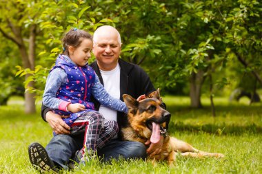 Güzel torun yaşlı, nazik büyükbabasını ziyaret ediyor..