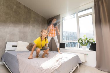 Küçük kız kardeşler birlikte yatakta.