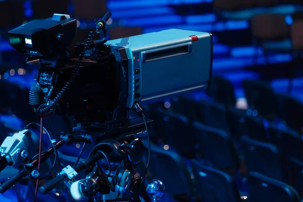 Câmera de vídeo, câmera de vídeo, silhueta preta da câmera no fundo azul, close-up — Fotografia de Stock