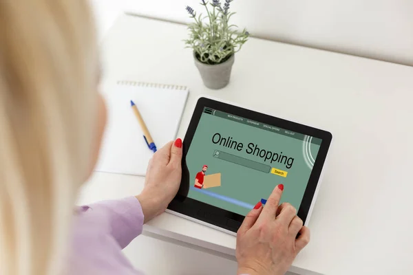 Internetové nakupování žena on-line s tablet PC a kreditní kartou. Internetový nakupující nakupující věci na internetu zobrazující prázdný tablet PC počítač jako znamení. Multikulturní asijský bělošský model šťastný — Stock fotografie