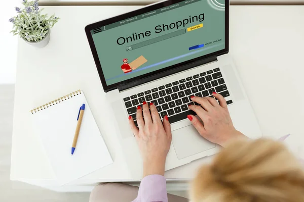 Sitio web de compras en línea en la pantalla del ordenador portátil con las manos femeninas escribiendo —  Fotos de Stock