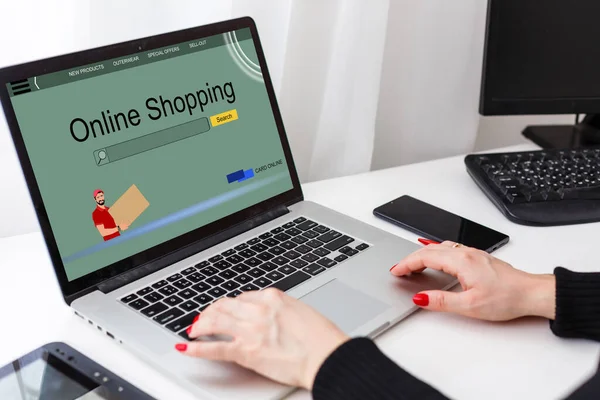 Sitio web de compras en línea en la pantalla del ordenador portátil con las manos femeninas escribiendo —  Fotos de Stock