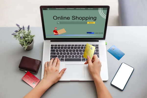 Sitio web de compras en línea en la pantalla del ordenador portátil con las manos femeninas escribiendo — Foto de Stock
