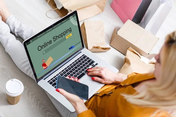 Online shopping website op laptop scherm met vrouwelijke handen typen — Stockfoto