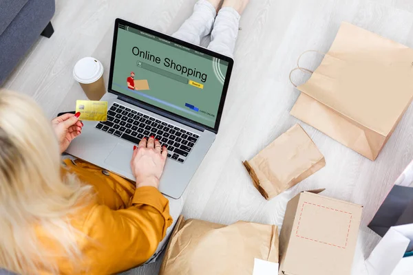 Online shopping website on laptop screen with female hands typing — Stock Photo, Image