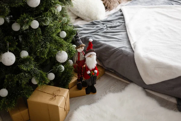 크리스마스 연휴 개념. 장식 된 크리스마스 트리, 붉은 베개가 달린 아늑 한 소파, 벽에 걸린 시계 — 스톡 사진